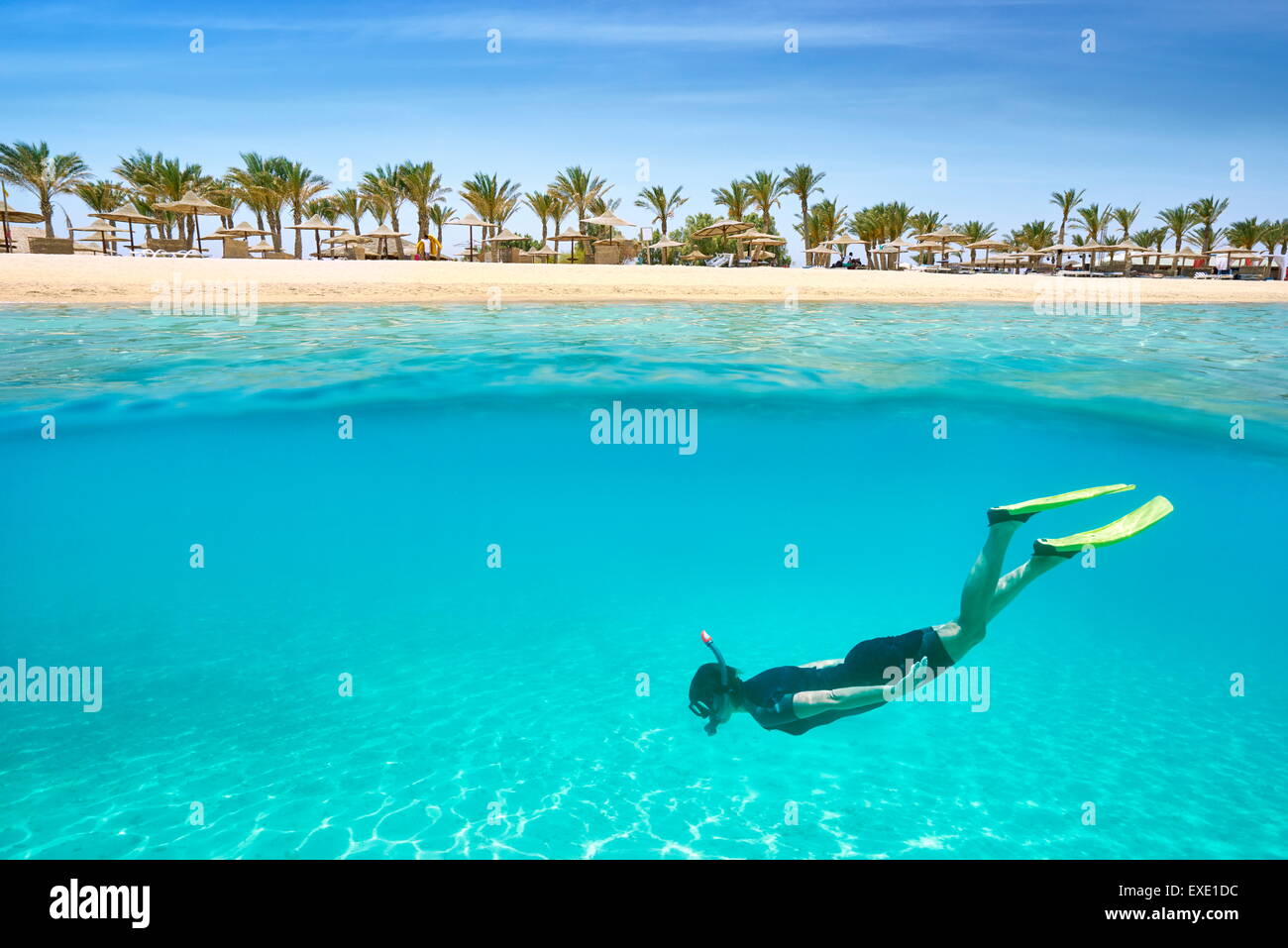 Eine junge Frau Schnorcheln Unterwasser, Marsa Alam Riff, Rotes Meer, Ägypten Stockfoto