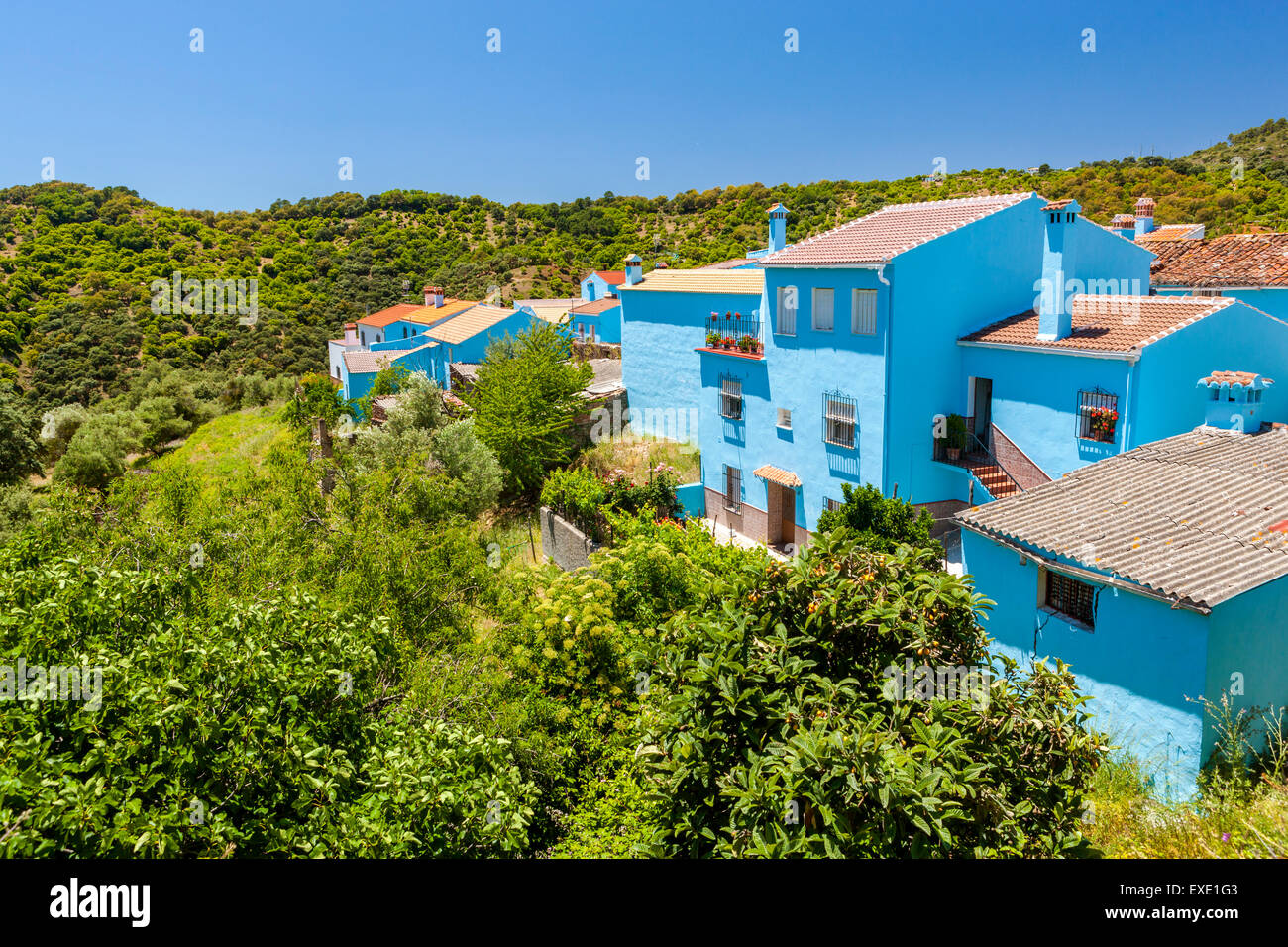 Pueblo Júzcar in Schlumpf blau, Serrania de Ronda, Malaga Provinz, Andalusien, Spanien, Europa. Stockfoto