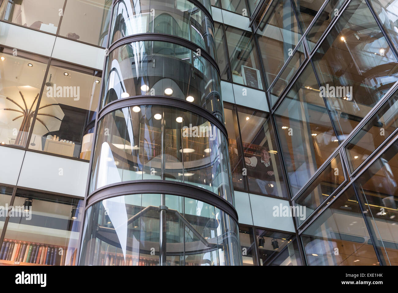 Glasaufzug mit unbekannten Menschen im Einkaufszentrum "Europassage" in Hamburg, Deutschland Stockfoto