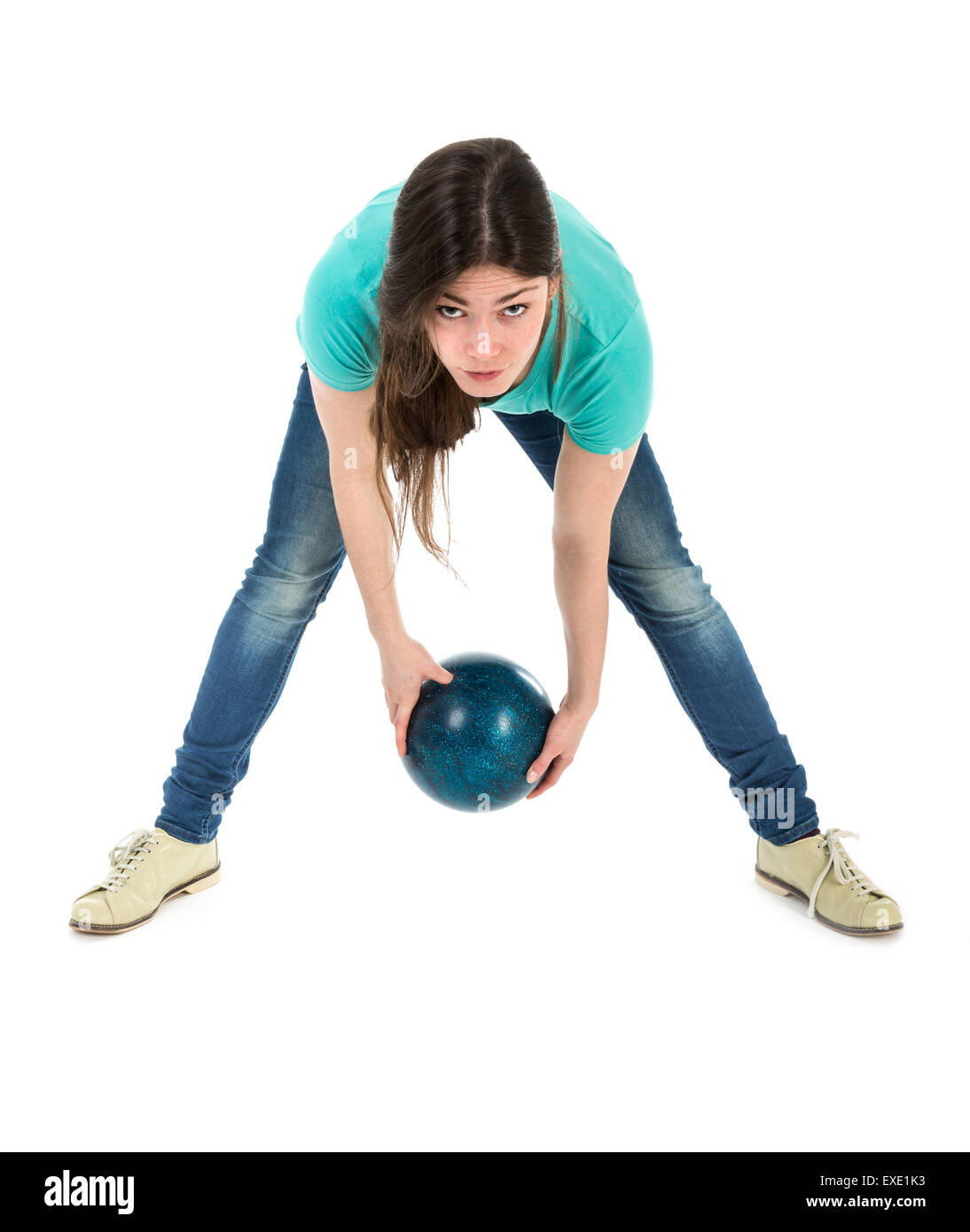 Frau wirft eine Bowling-Kugel auf eine simple Weise isoliert auf weiß Stockfoto