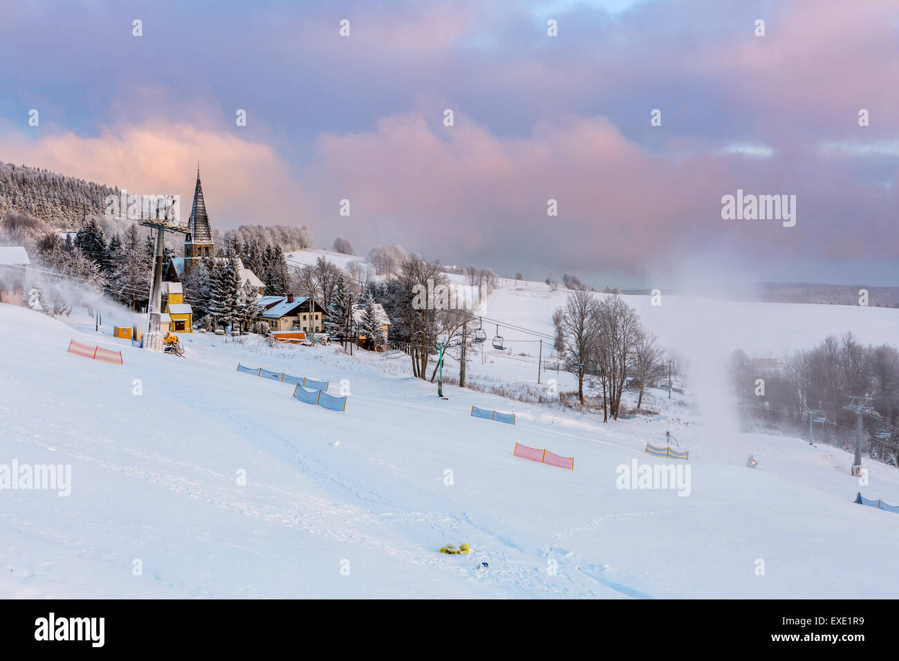 Zieleniec, das größte Skigebiet in Glatz Tal (eines der größten im Sudetenland), Orlicke Berge, Bezirk Dusz Stockfoto