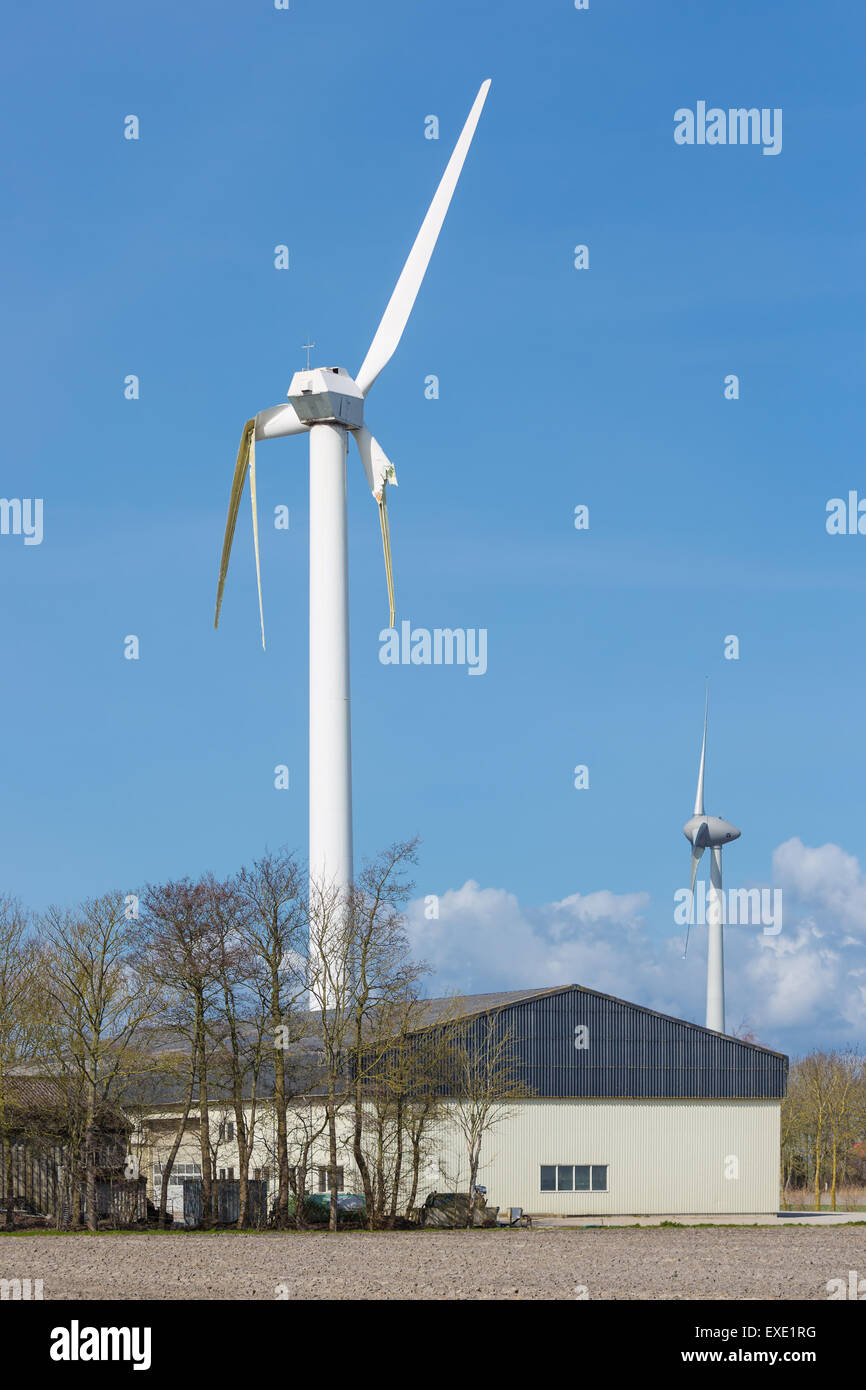Windkraftanlage mit gebrochenen Flügeln nach einem Sturm schwere Feder in den Niederlanden Stockfoto
