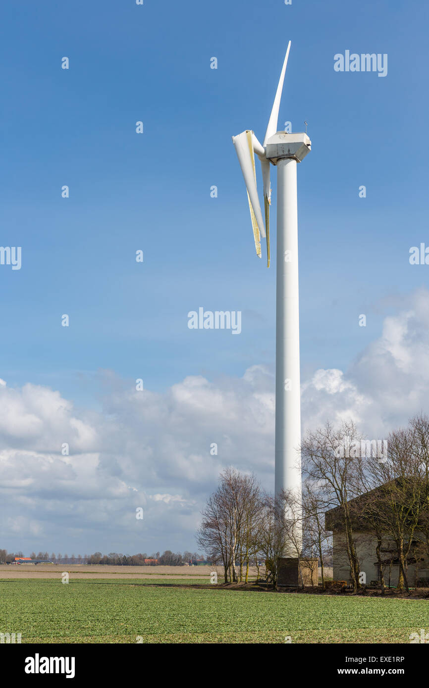 Ackerland mit beschädigten Windkraftanlage nach einem Sturm schwere Feder in den Niederlanden Stockfoto