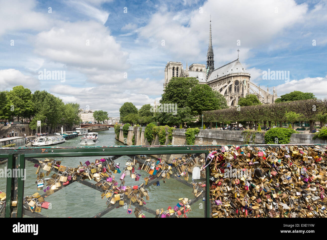 Liebesschlösser für ewige Liebe von Paaren, die Sperren Sie Vorhängeschlösser an der Brücke Pont de L'Archeveche in Paris, Frankreich Stockfoto