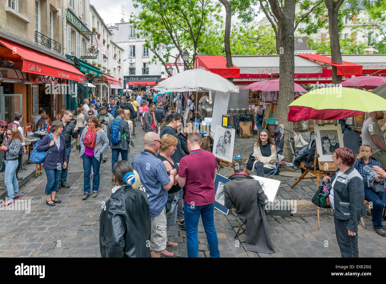 Touristen, die Place du Tertre in Montmartre, einer der größten touristischen Attraktionen von Paris Stockfoto