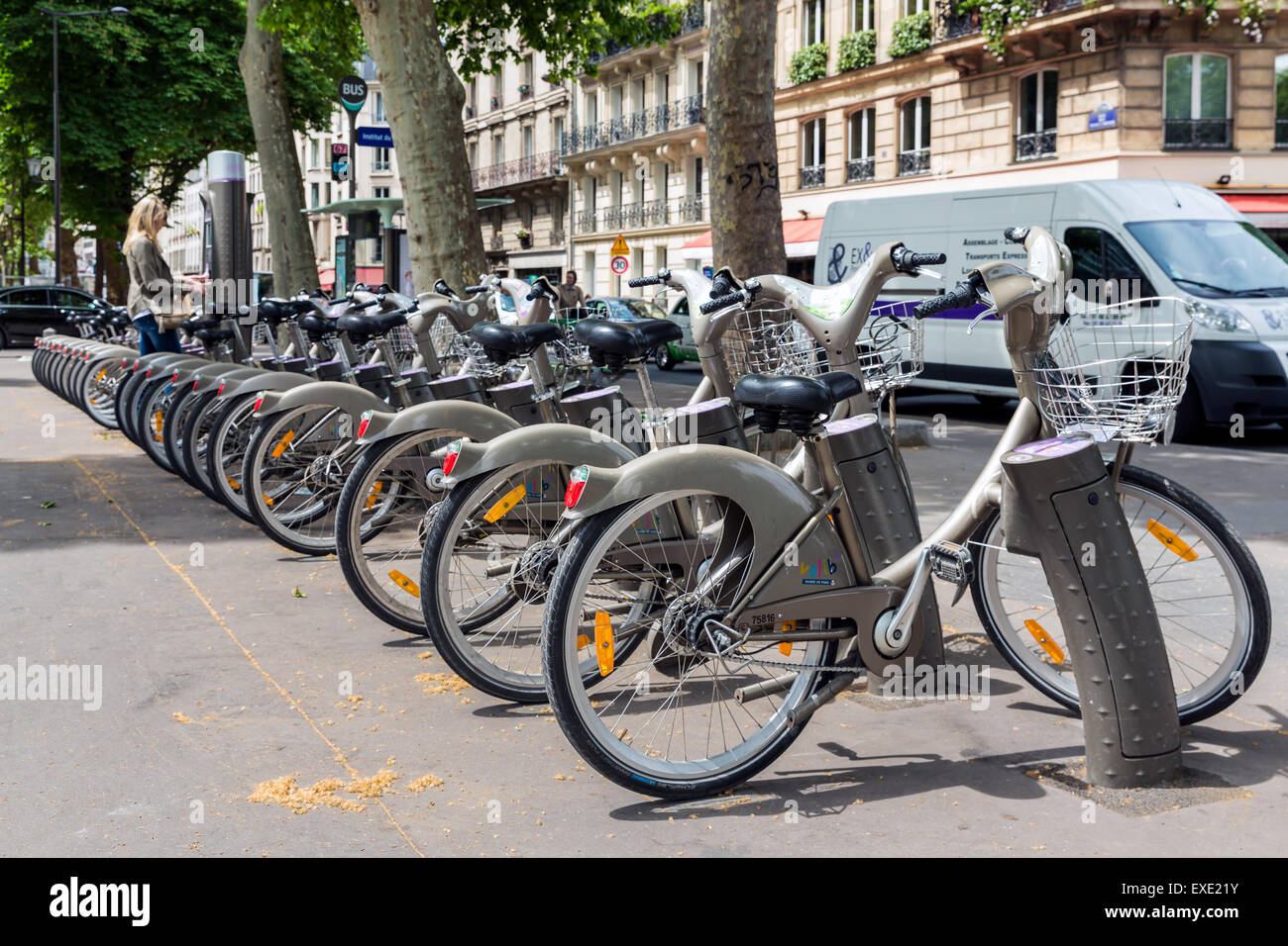 Streetview mit unbekannten Frau zahlt für die Vermietung von einem Fahrrad, Paris, Frankreich Stockfoto
