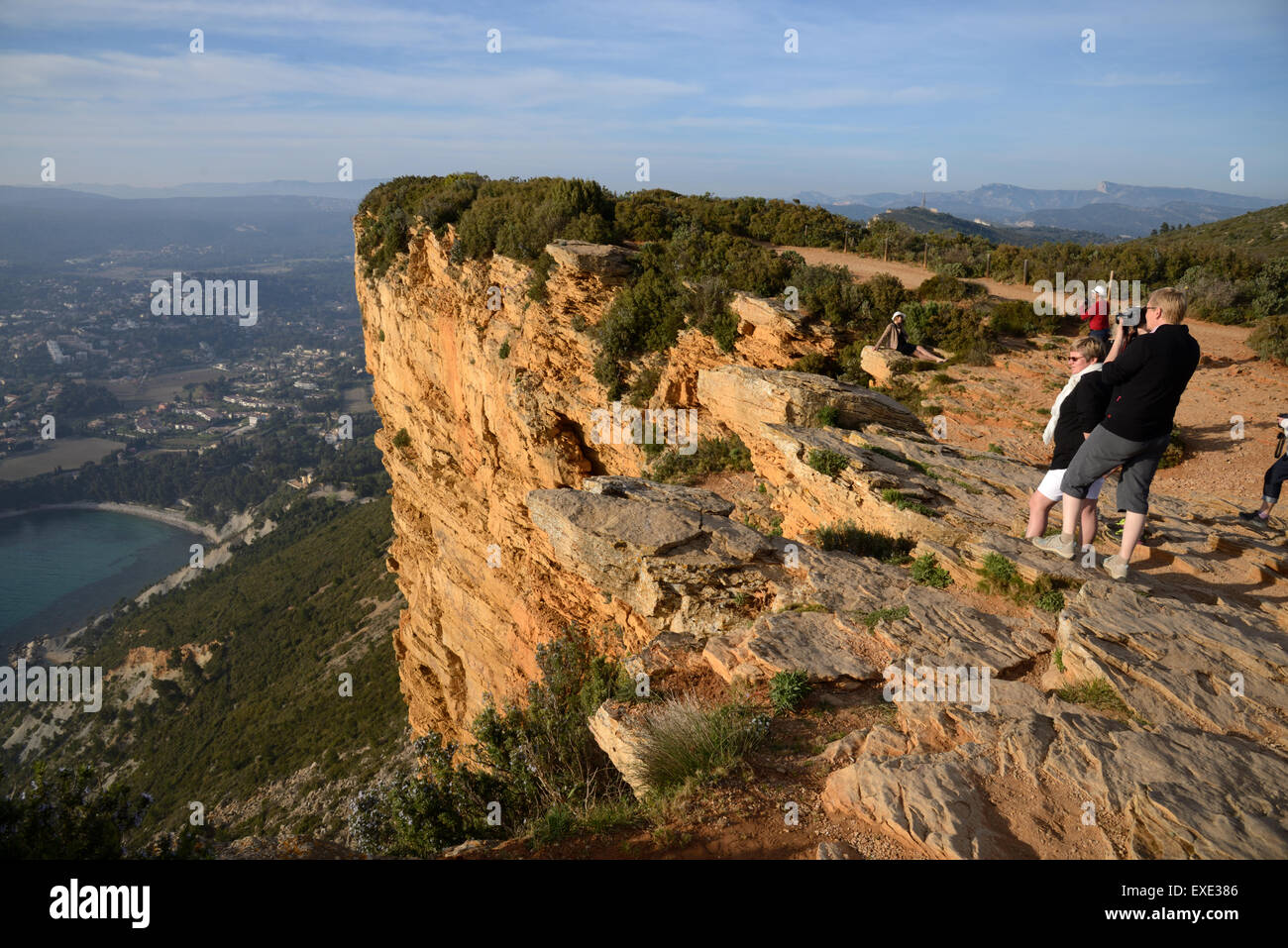 Touristen Fotografieren auf das Cap Canaille Vorgewende oder Cape und Klippen an der Route des Crêtes in der Nähe von Cassis Provence Frankreich Stockfoto