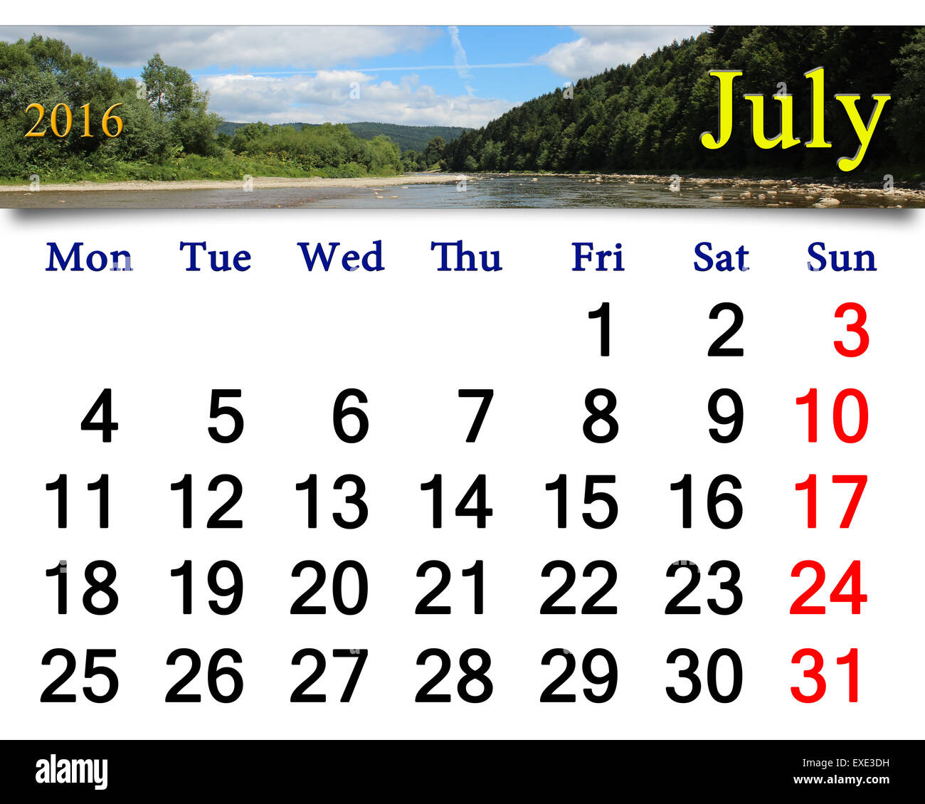 Kalender für Juli 2016 auf dem Hintergrund der Sommerlandschaft mit Bergfluss Stockfoto