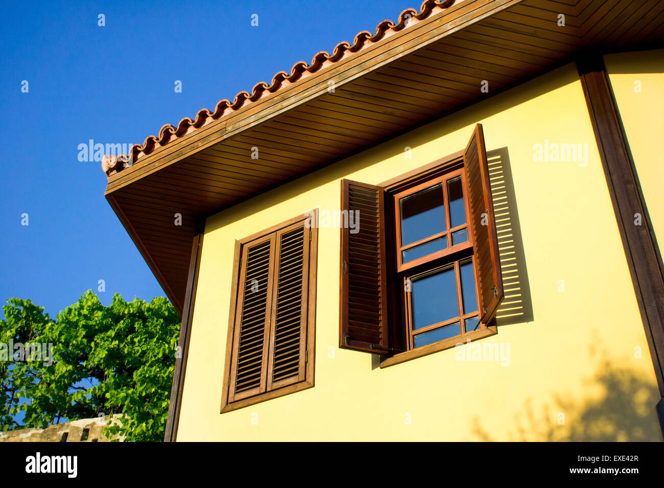 In einem traditionellen osmanischen Haus in der Türkei, mit hölzernen Fensterläden Stockfoto