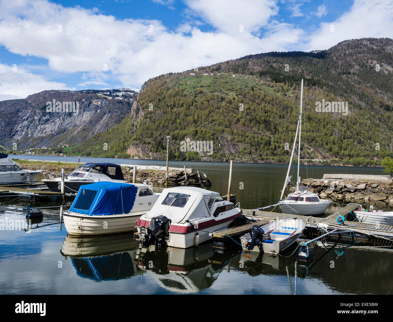 Marina des Dorfes Marifjöra, an den Lustrafjord, den inneren Teil des Sognefjords, Sogn Og Fjordane, Norwegen Stockfoto