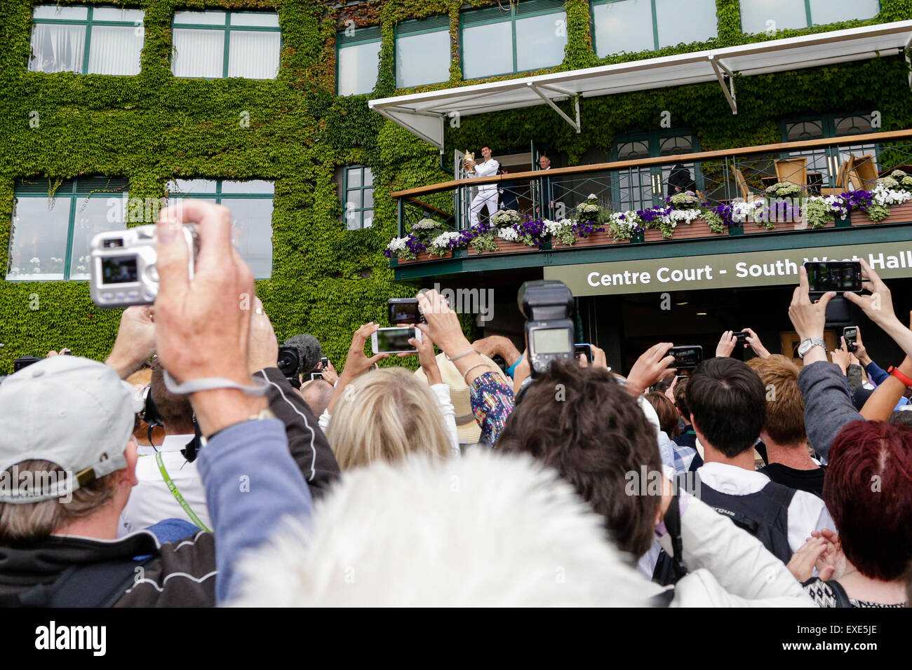 Wimbledon, Großbritannien. 12. Juli 2015. Das Tennisturnier von Wimbledon. Gentlemens-Einzel-Finale zwischen Novak Djokovic (SRB) und Roger Federer (SUI). Novak Djokovic feiert mit der Gewinner-Trophäe Credit: Action Plus Sport/Alamy Live News Stockfoto