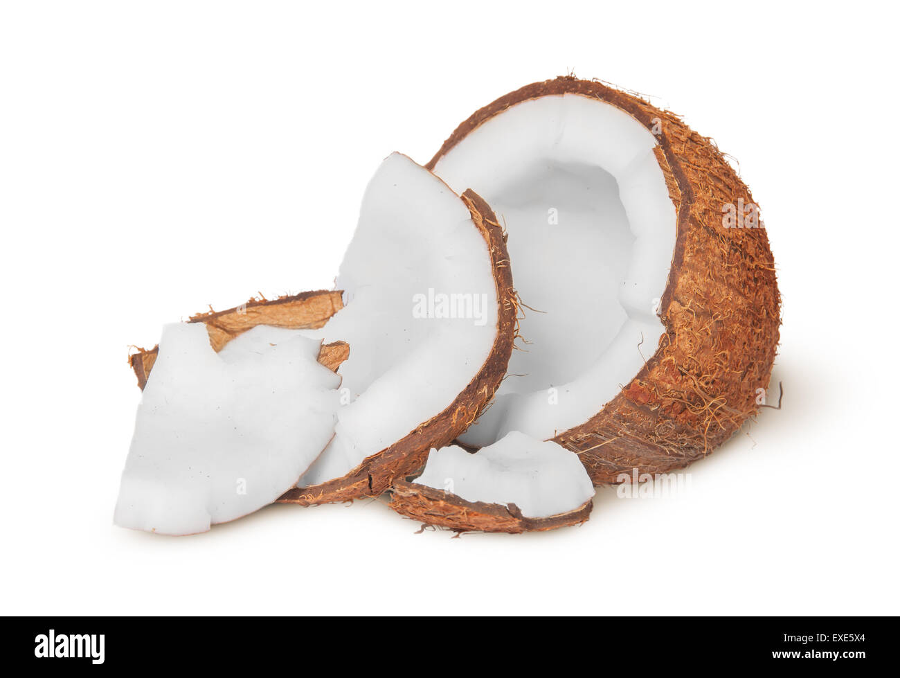 Eine halbe Kokosnuss mit ein paar Stücke von Zellstoff isoliert auf weißem Hintergrund Stockfoto
