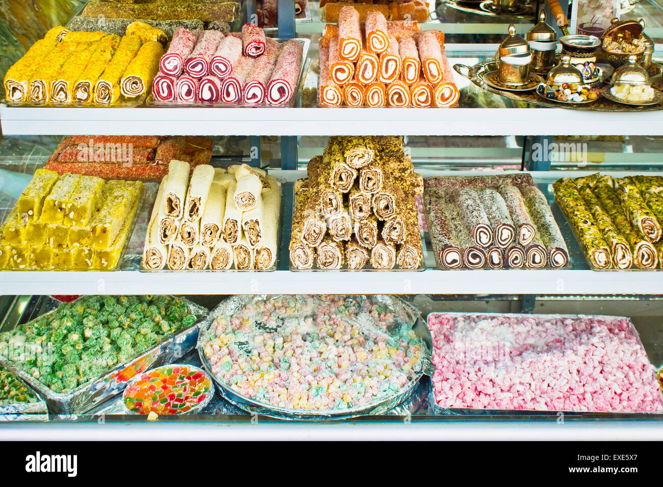 Auswahl an frisch gemacht traditionelle Süßigkeiten in einem Geschäft in der Türkei Stockfoto