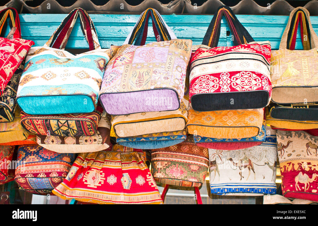 Traditionelle Handtaschen zum Verkauf an einen Souvenir-Shop in der Türkei Stockfoto