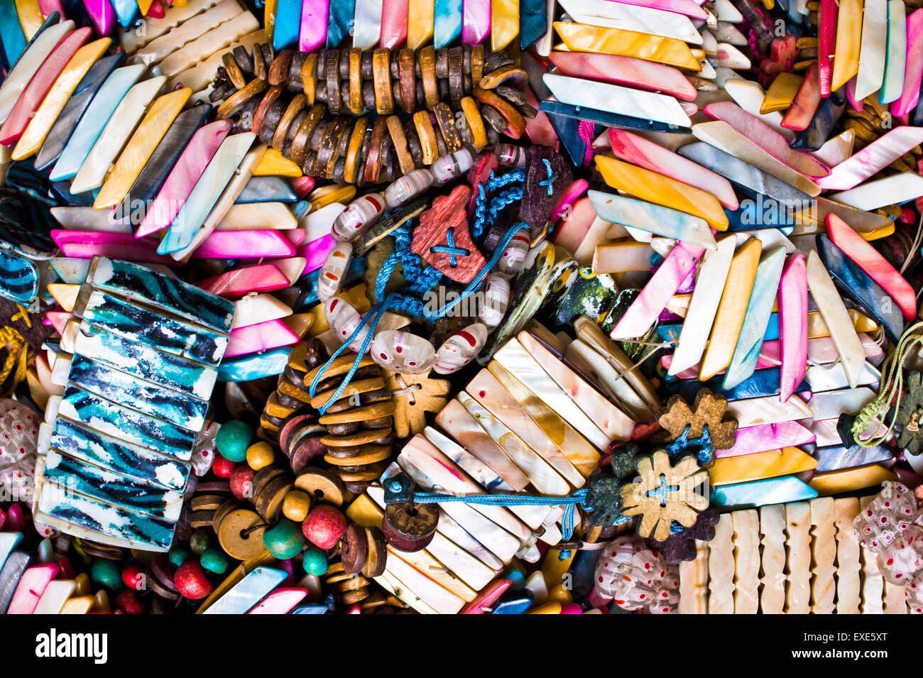 Souvenir-Armbänder und Anhänger auf dem türkischen Markt Stockfoto