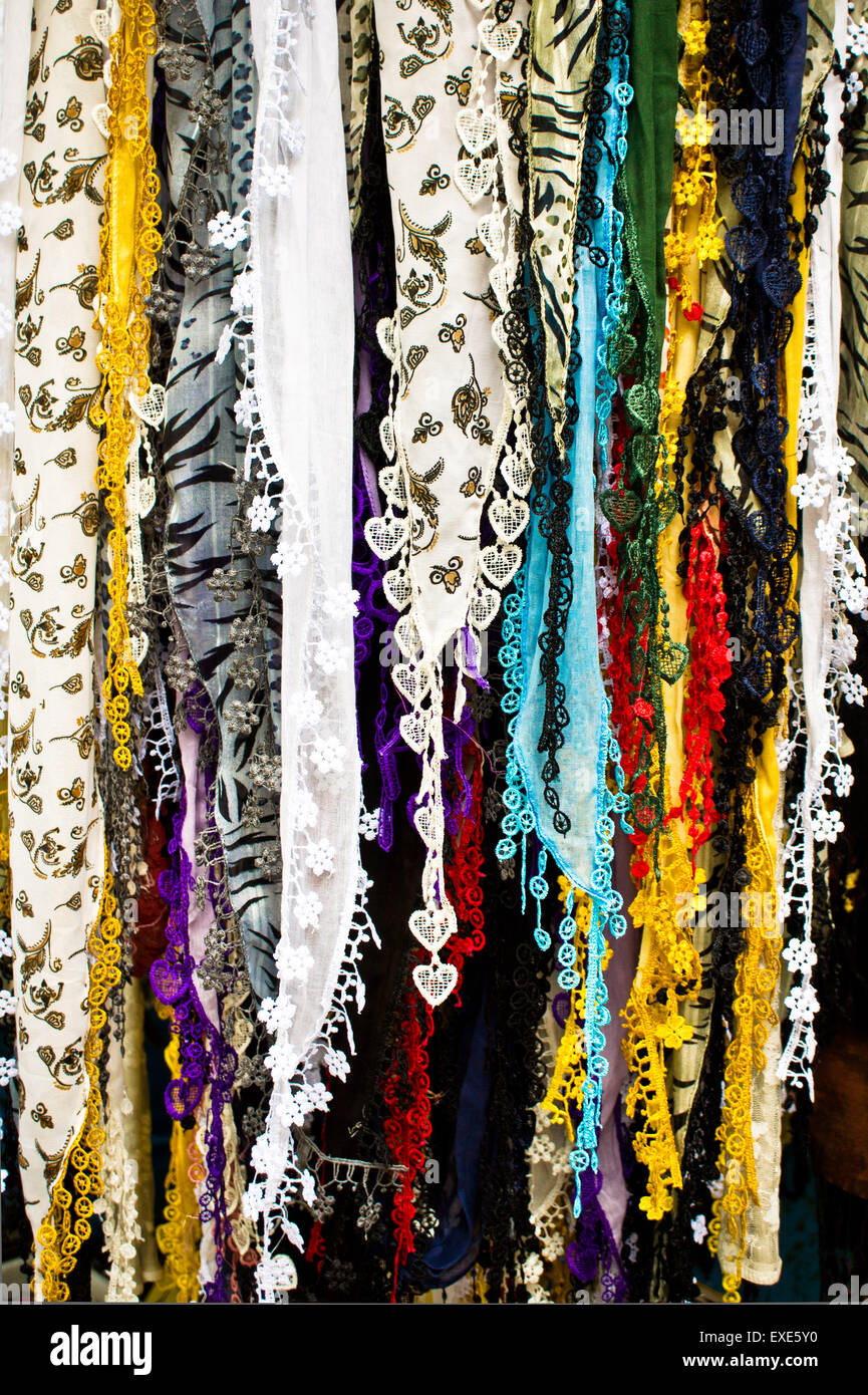 Damen Schals hängen auf einem Markt in der Türkei Stockfoto