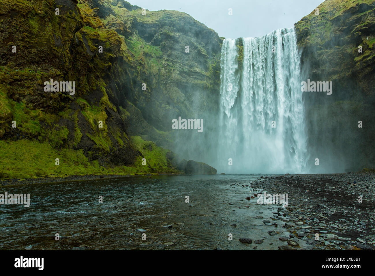 Skogarfoss Wasserfall Islands, Skógafoss ist ein Wasserfall befindet sich am Fluss Skógá Stockfoto