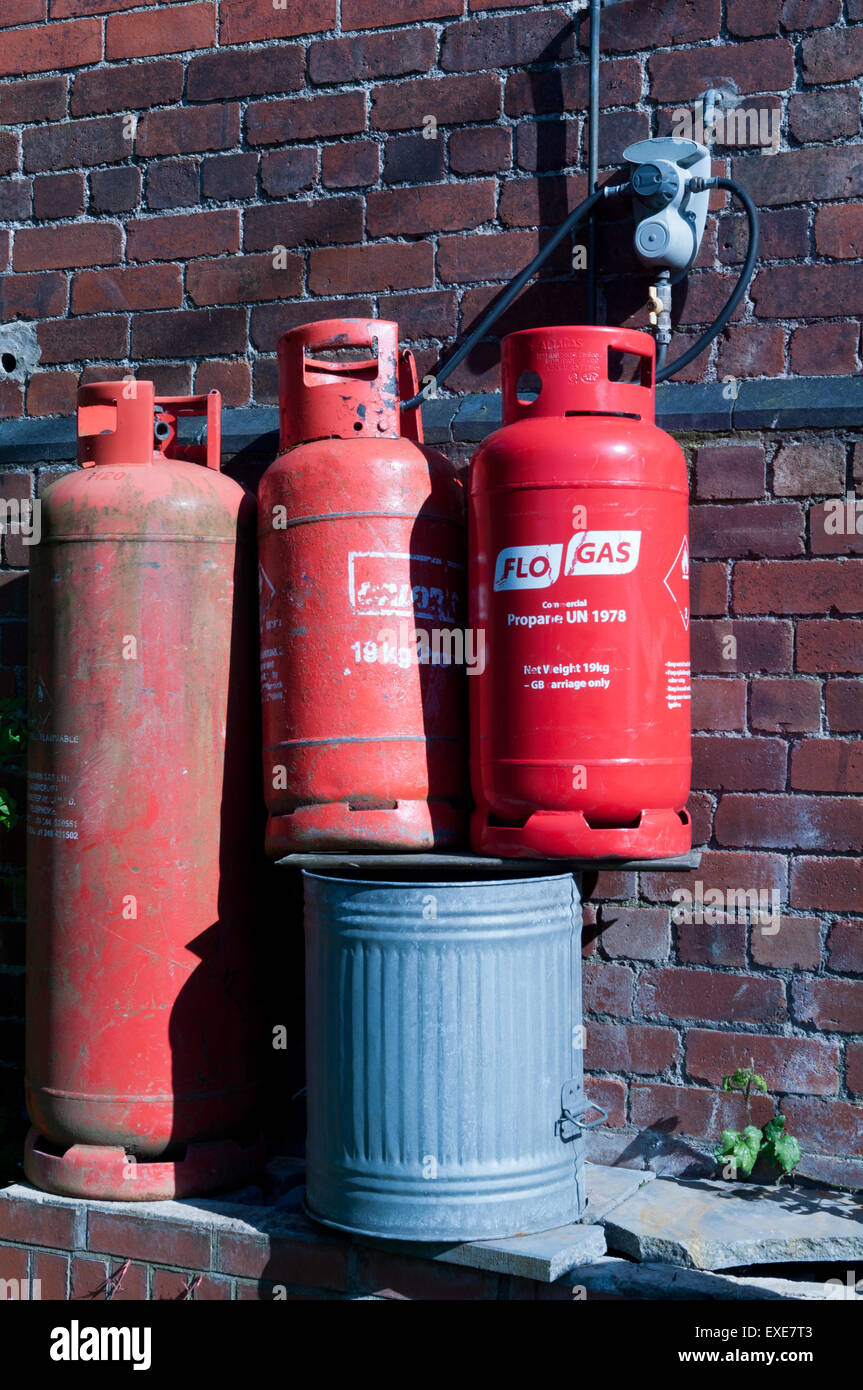 Gasflaschen auf einen Mülleimer, ausgeglichen Stockfoto