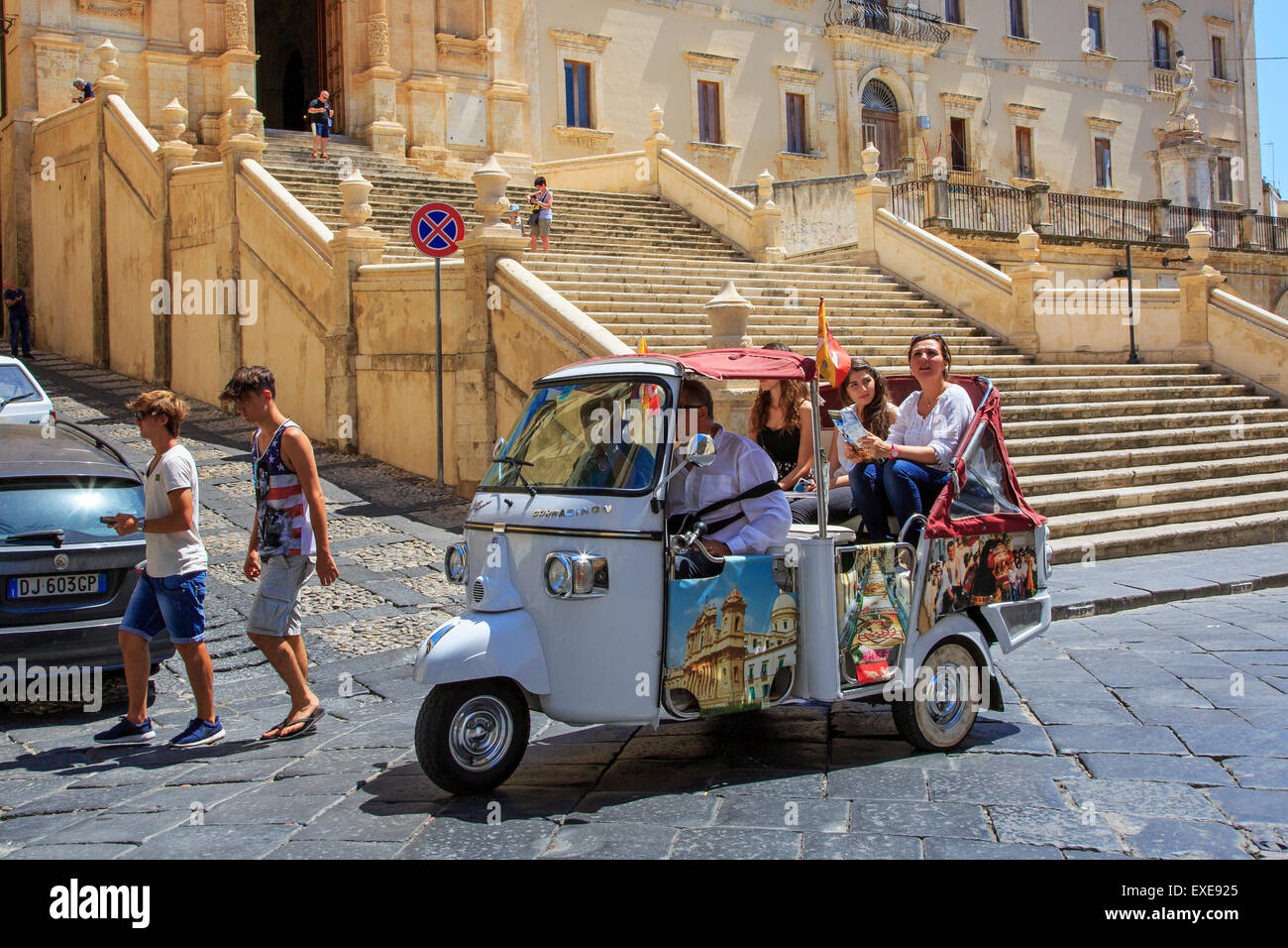 Touristen, die getrieben entlang Corso Vittorio Emmanuele, mit einem Hinweis auf die interessante Architektur, Noto, Sizilien Italien guide Stockfoto