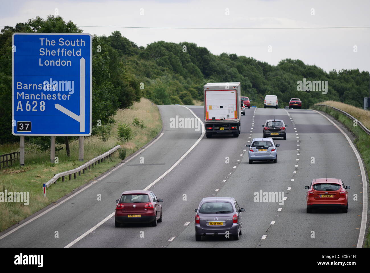 Fahrzeuge fahren auf der Autobahn M1, Barnsley, South Yorkshire, UK. Bild: Scott Bairstow/Alamy Stockfoto