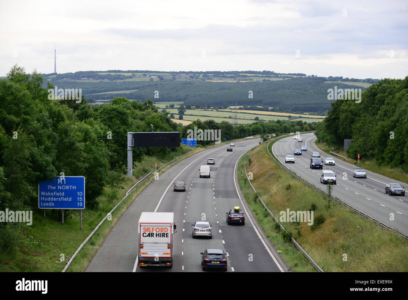 Fahrzeuge fahren auf der Autobahn M1, Barnsley, South Yorkshire, UK. Bild: Scott Bairstow/Alamy Stockfoto