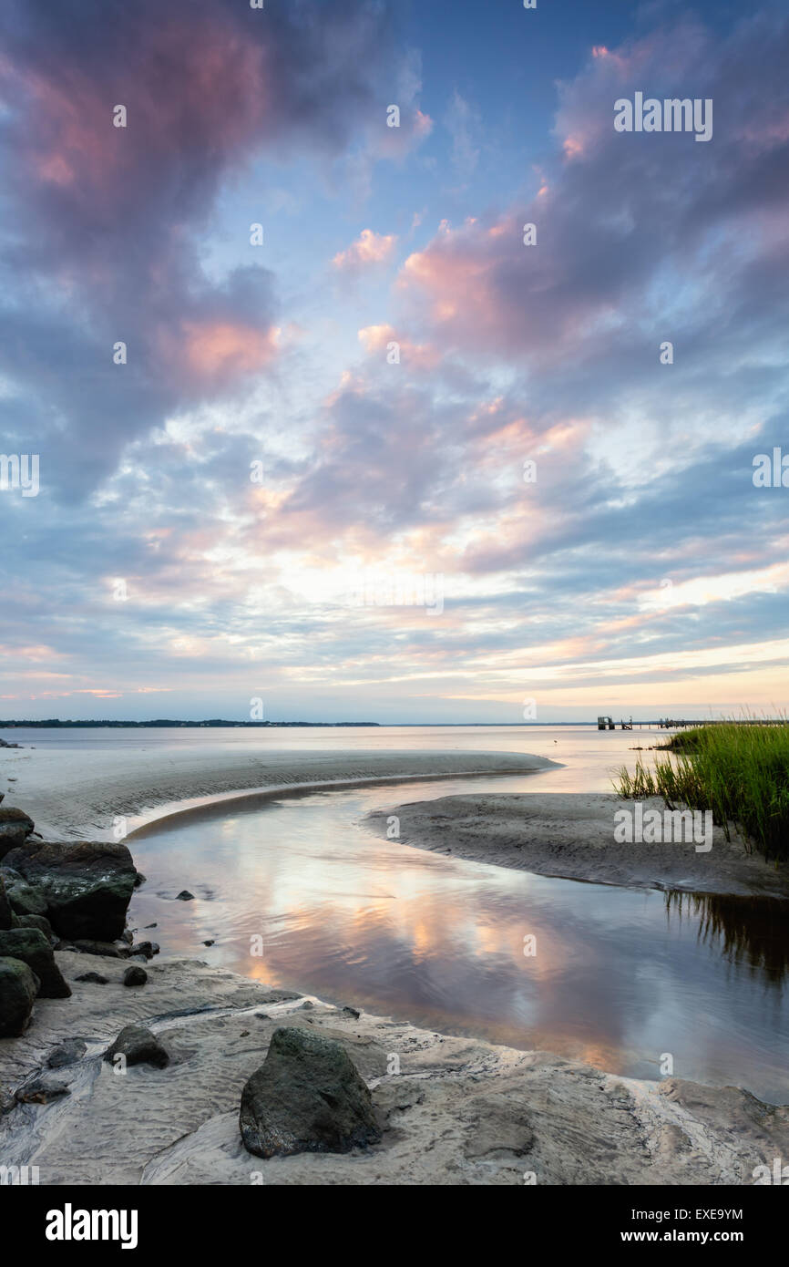 Sonnenuntergang über ein Ebbe Slough auf der südlichen Ende von Amelia Island, Florida. Stockfoto