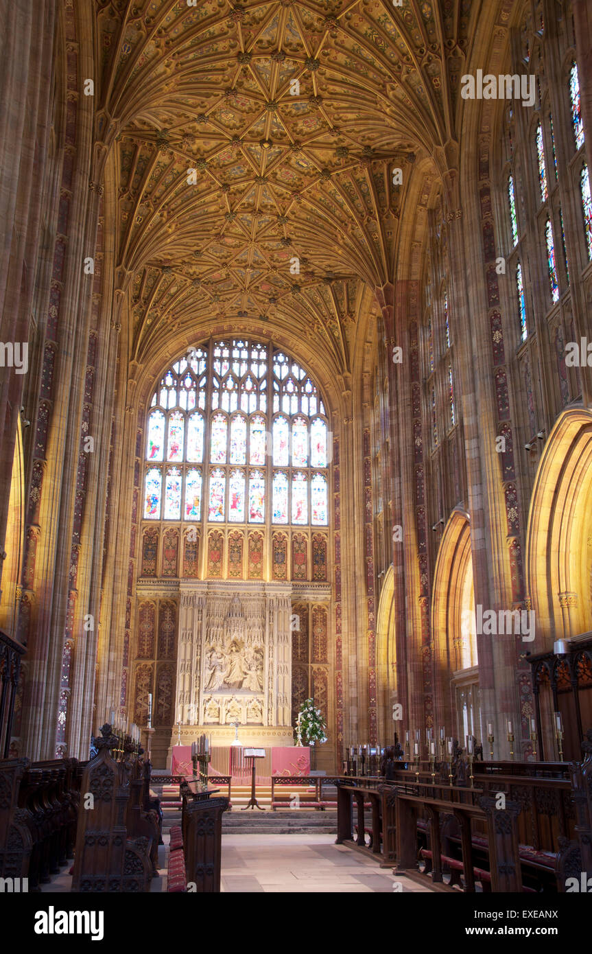 Das prächtige mittelalterliche innere Sherborne Abbey mit Blick auf den Hochaltar und die großen Ostfenster. Dorset, England. Stockfoto