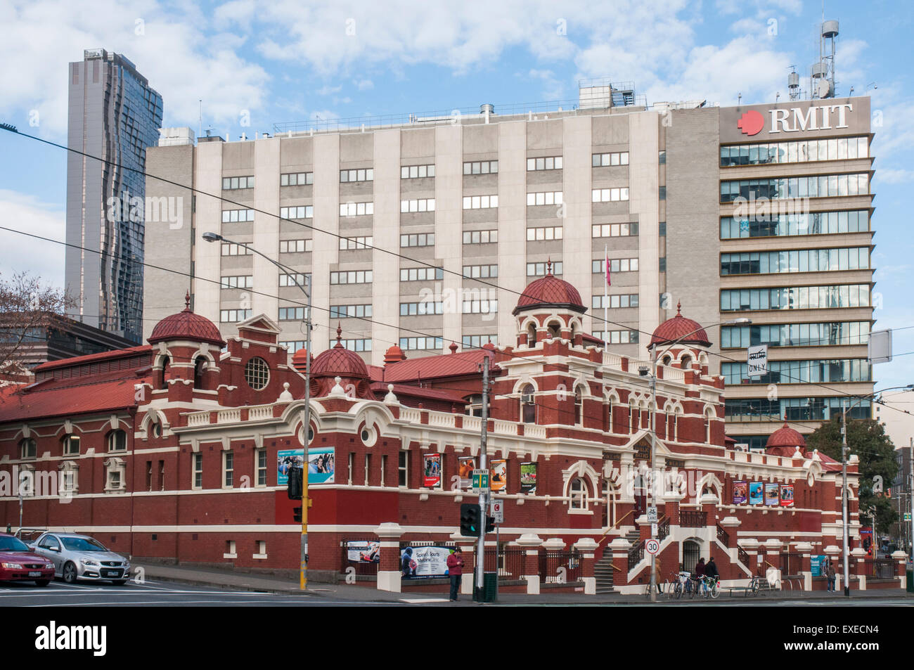 Melbourne City Bäder (1860) auf der Swanston Street, überschattet von RMIT University Stockfoto