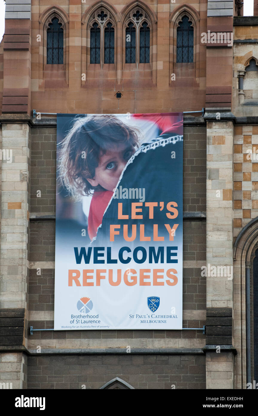 Das Banner in der St. Paul's Cathedral in Melbourne stellt die harte Politik der australischen Regierung gegenüber Flüchtlingen in Frage. Stockfoto