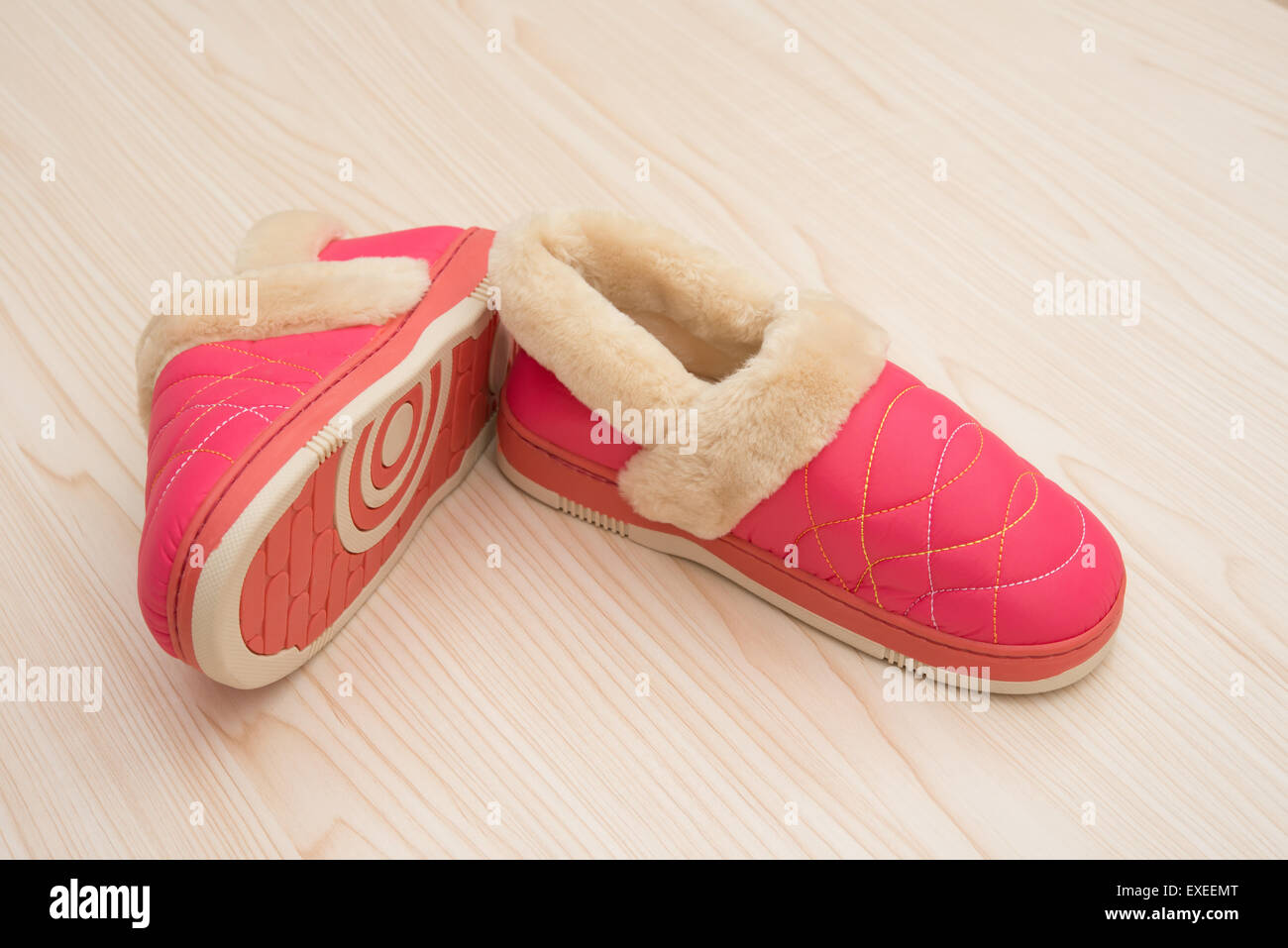 rosa Schuhe für die Dame auf Holz Stockfoto
