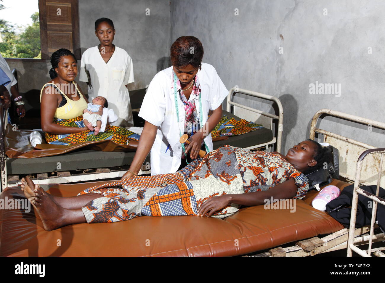 Schwangere Frau von einem Arzt im Krankenhaus untersucht Matamba-Solo, Kawongo district, Provinz Bandundu, Kongo-Brazzaville Stockfoto