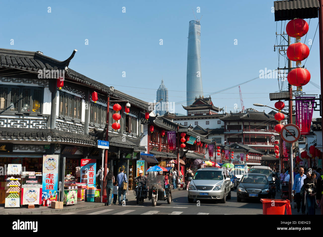 Shopping street, rote Laternen, Häuser im alten Stil, alte Basar, Nanshi, Jin Mao Tower und Shanghai Tower hinter Stockfoto