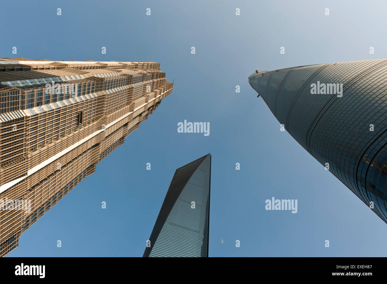 Wolkenkratzer, Jin Mao Tower auf der linken Seite, Shanghai Tower SWFC Shanghai World Financial Center in der Mitte und rechts Stockfoto