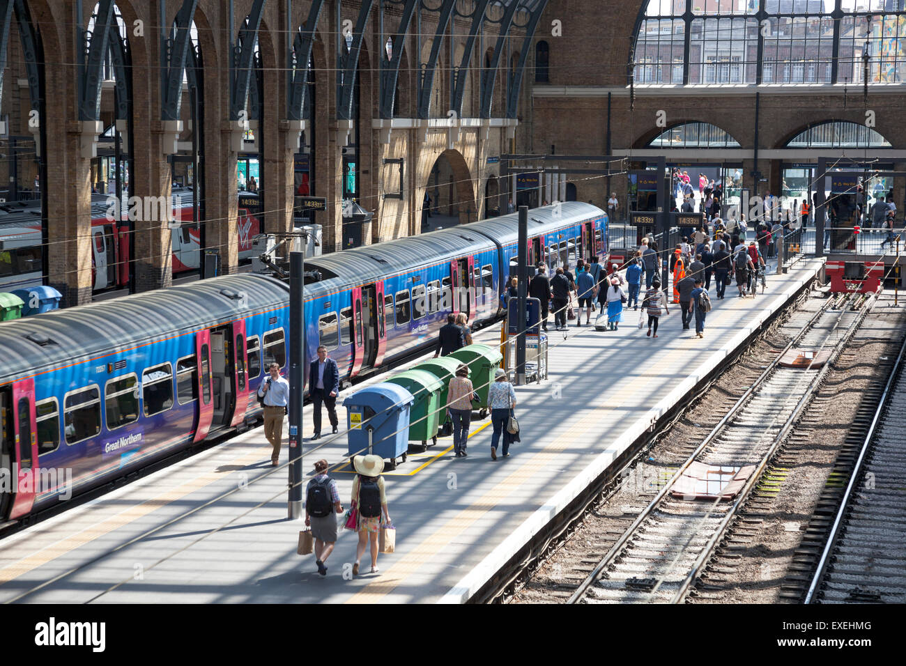 Menschen verlassen den Zug am Kings Cross Bahnhof - London, England Stockfoto