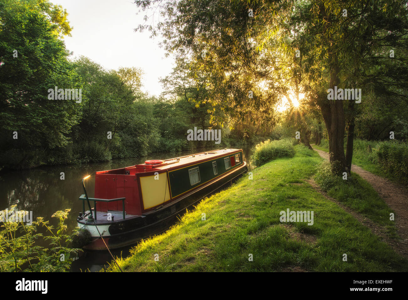 Schönen Sommer Sonnenaufgang Landschaft der Lastkahn langes Boot am Kanal Stockfoto