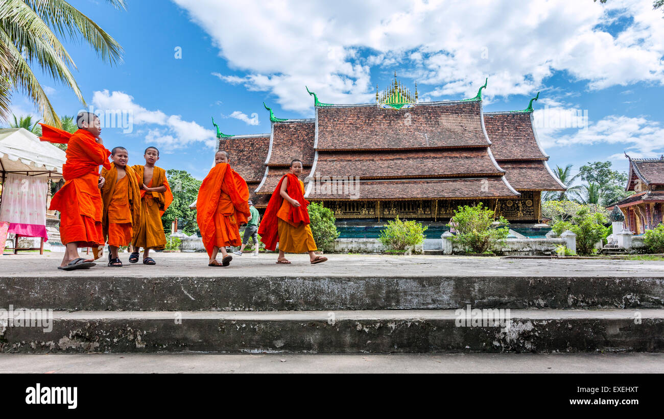 Demokratische Volksrepublik Laos, Luang Prabang, Tempel der goldenen Stadt, jungen Novizen an Wat Xieng Thong Stockfoto