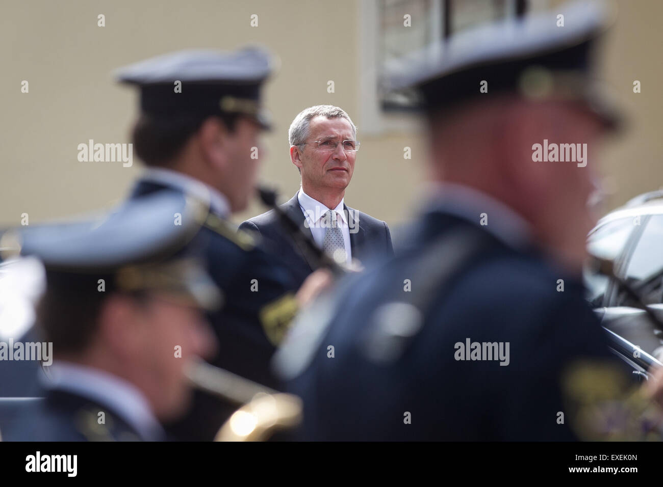 Slowenien, Ljubljana, 13. Juli 2015. NATO Secretary General Jens Stoltenberg (C) wird mit einer offiziellen Zeremonie von Premierminister von Slowenien Miro Cerar, während seines offiziellen Besuchs in Slowenien, Ljubljana, 13.07.2015 begrüßt Credit: Aleš Beno/Alamy Live News Stockfoto