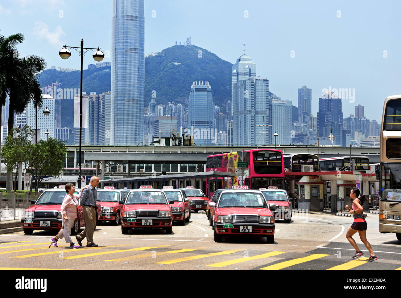 Hong Kong Island Stadt Skyline Wolkenkratzer China Victoria Harbour Ferry Boat Kowloon Taxi und Bus Station Stockfoto
