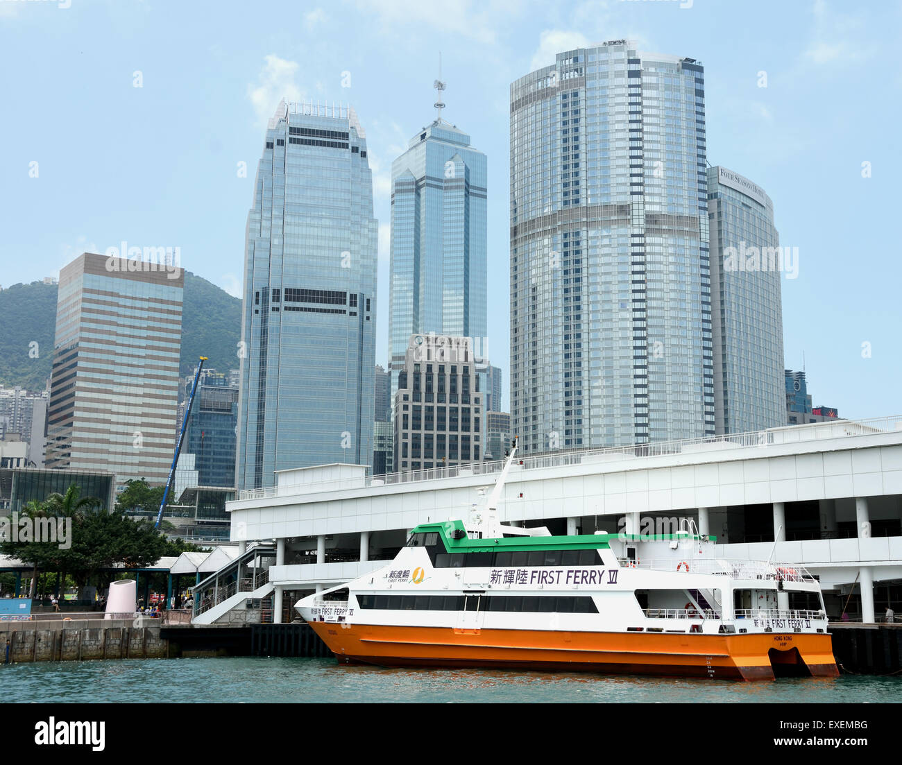 Hong Kong Island Stadt Skyline Wolkenkratzer China Victoria Harbour Ferry Boat Kowloon Stockfoto