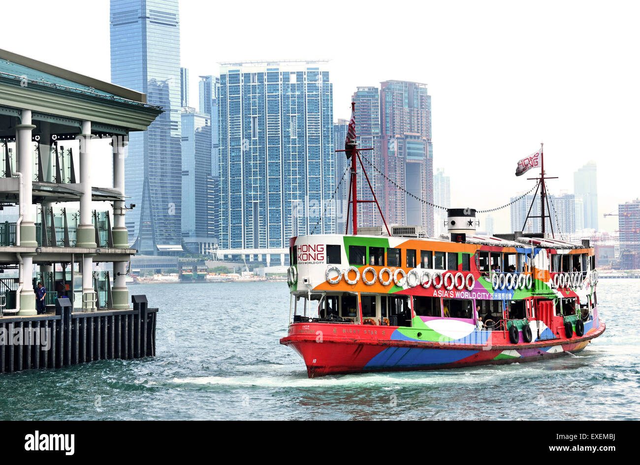 Hong Kong Island Stadt Skyline Wolkenkratzer China Victoria Harbour Ferry Boat Kowloon Stockfoto