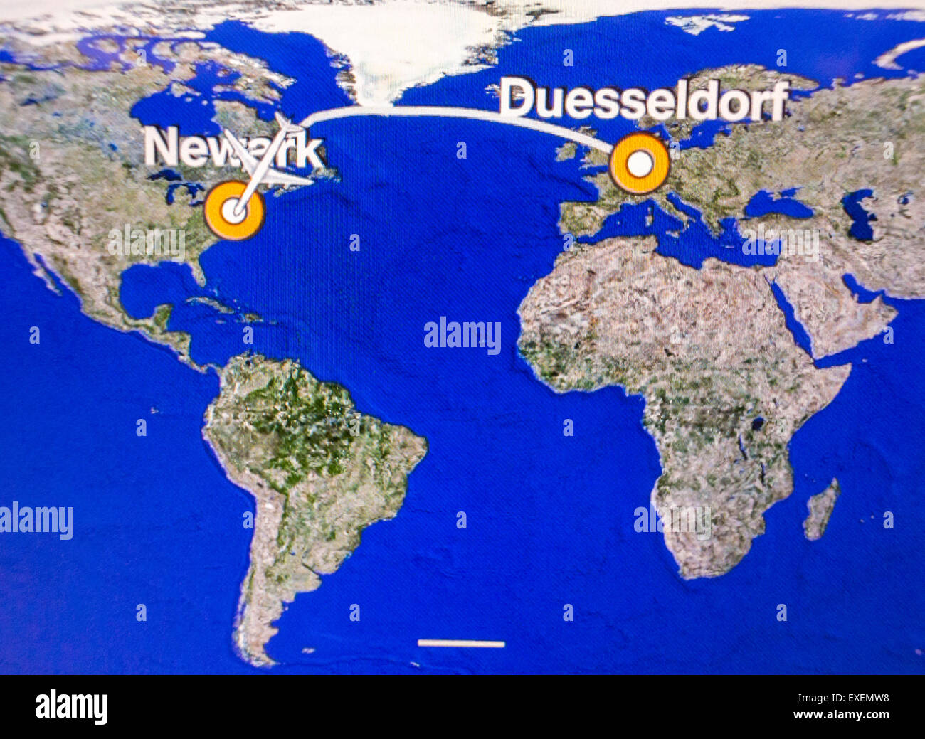 Karte auf Videoleinwand, Transatlantik-Flug von Düsseldorf nach Newark New  Jersey, USA, in Lufthansa Flugzeug Stockfotografie - Alamy