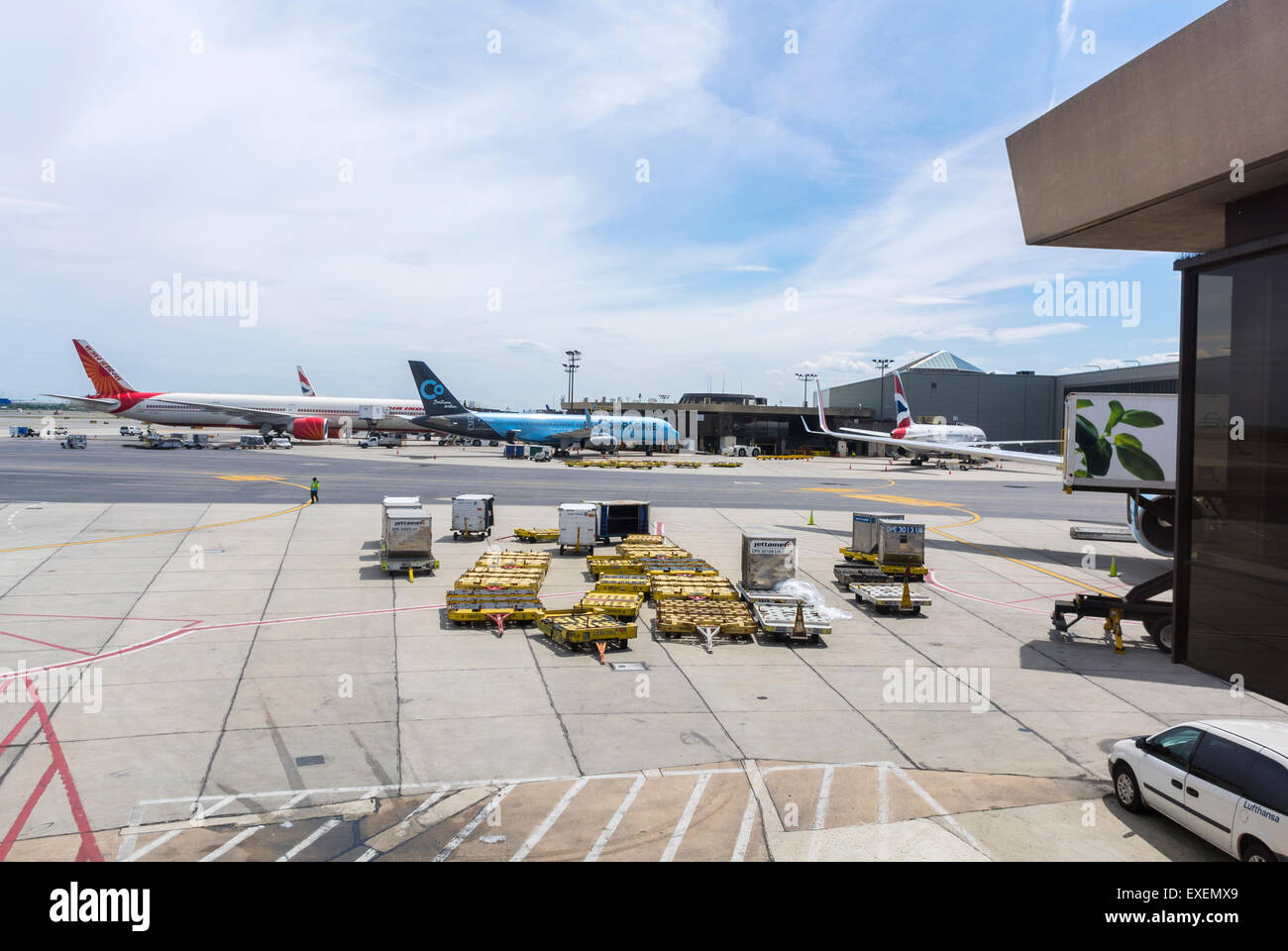 Newark, New Jersey, USA, Flughafen außerhalb Ansichten, Asphalt mit Flugzeugen und Fracht Stockfoto