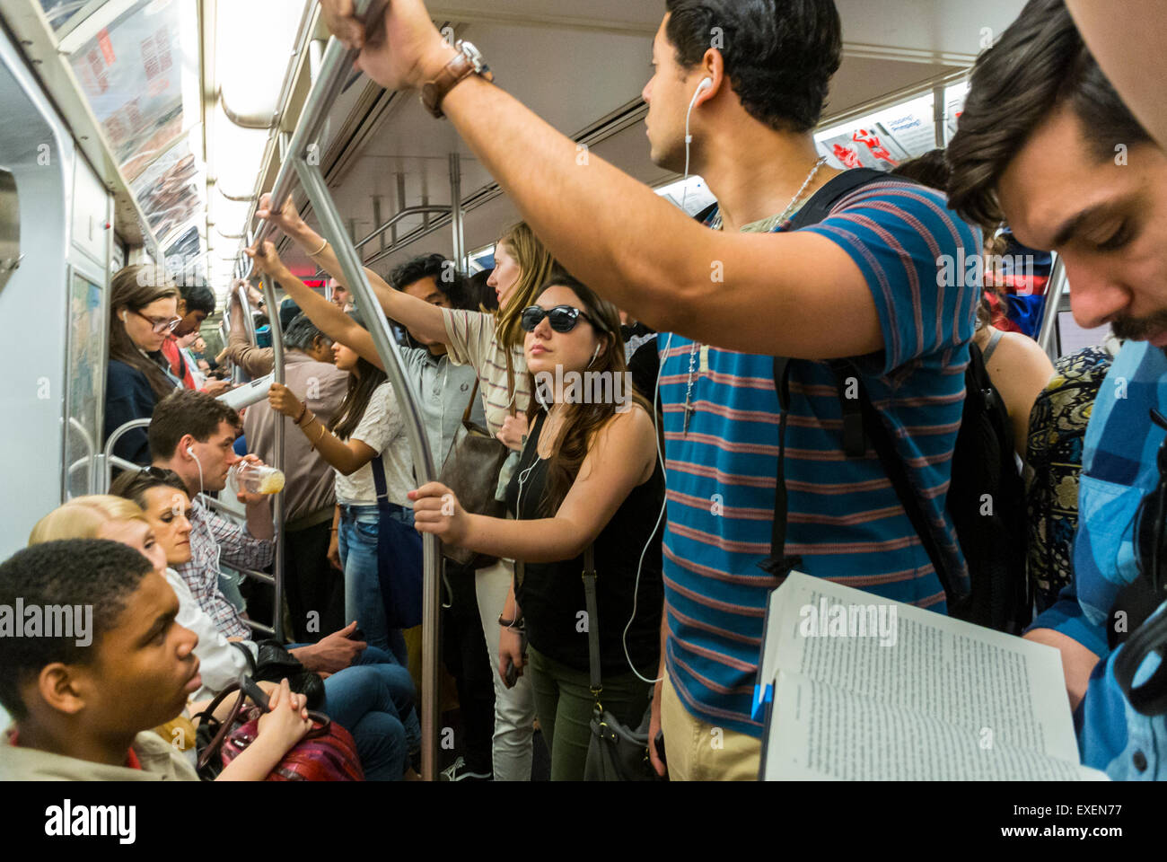 New York City, NY, USA, große Menschenmengen in der überfüllten U-Bahn, U-Bahn, Touristen, Inside Riding Stockfoto