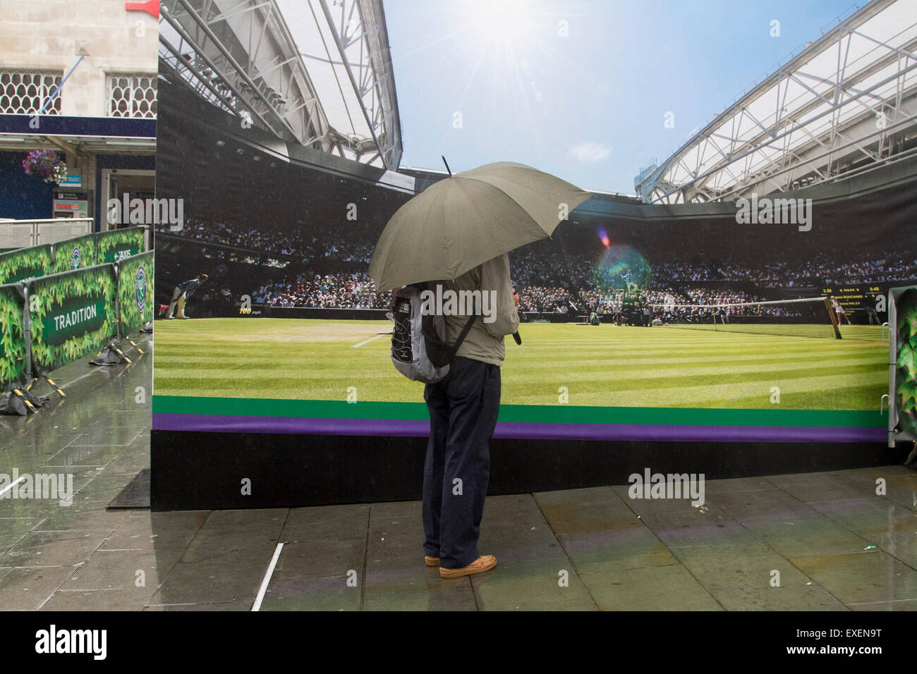 Wimbledon London, UK. 13. Juli 2015. Regen kommt schließlich am Ende der 2015 Wimbledon Tennis Championships, die ununterbrochene warmes Wetter und eine Hitzewelle während Wimbledon vierzehn Tage Kredit erlebt hatte: Amer Ghazzal/Alamy Live-Nachrichten Stockfoto