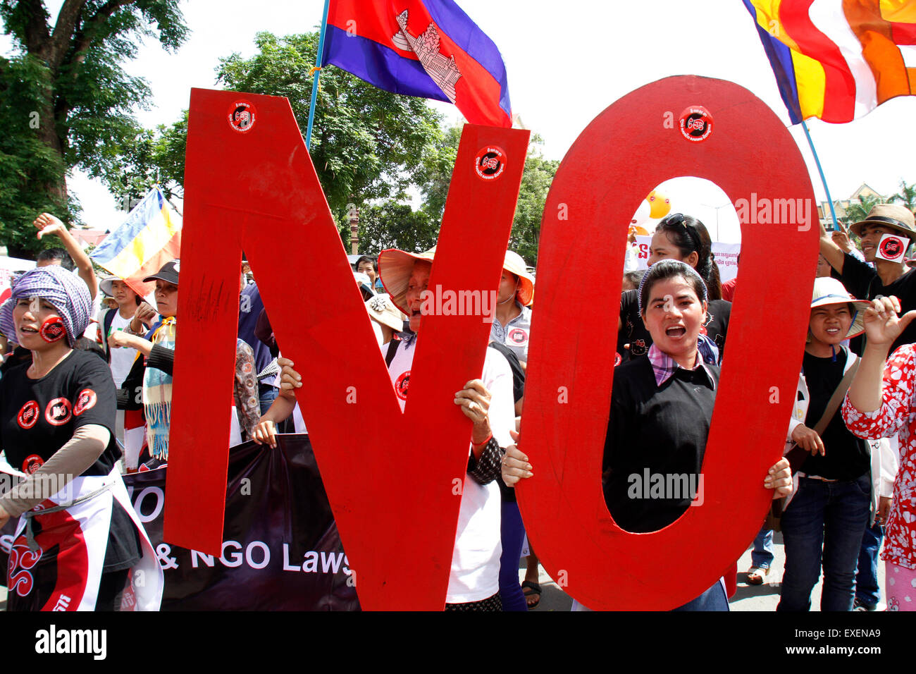 Phnom Penh, Kambodscha. 13. Juli 2015. Kambodschanische Demonstranten rally in der Nähe von der Nationalversammlung in Phnom Penh, Kambodscha, 13. Juli 2015. Die nationale Versammlung von Kambodscha am Montag verabschiedete Entwurf eines Gesetzes über Vereinigungen und nicht-Regierungs-Organisationen (NGOs) trotz einen Boykott der Opposition Gesetzgeber und Proteste. Die Aktivisten behauptet, dass der Gesetzentwurf die Freiheiten von Verbänden und NGOs einschränken würde. Bildnachweis: Sovannara/Xinhua/Alamy Live-Nachrichten Stockfoto