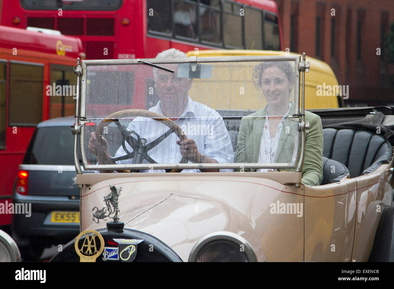 Wimbledon London, UK. 13. Juli 2015. Treiber in eine offene Top Oldtimer von Dauerregen Nieselregen getroffen werden, wie sie durch Wimbledon Stadtzentrum Credit fahren: Amer Ghazzal/Alamy Live-Nachrichten Stockfoto