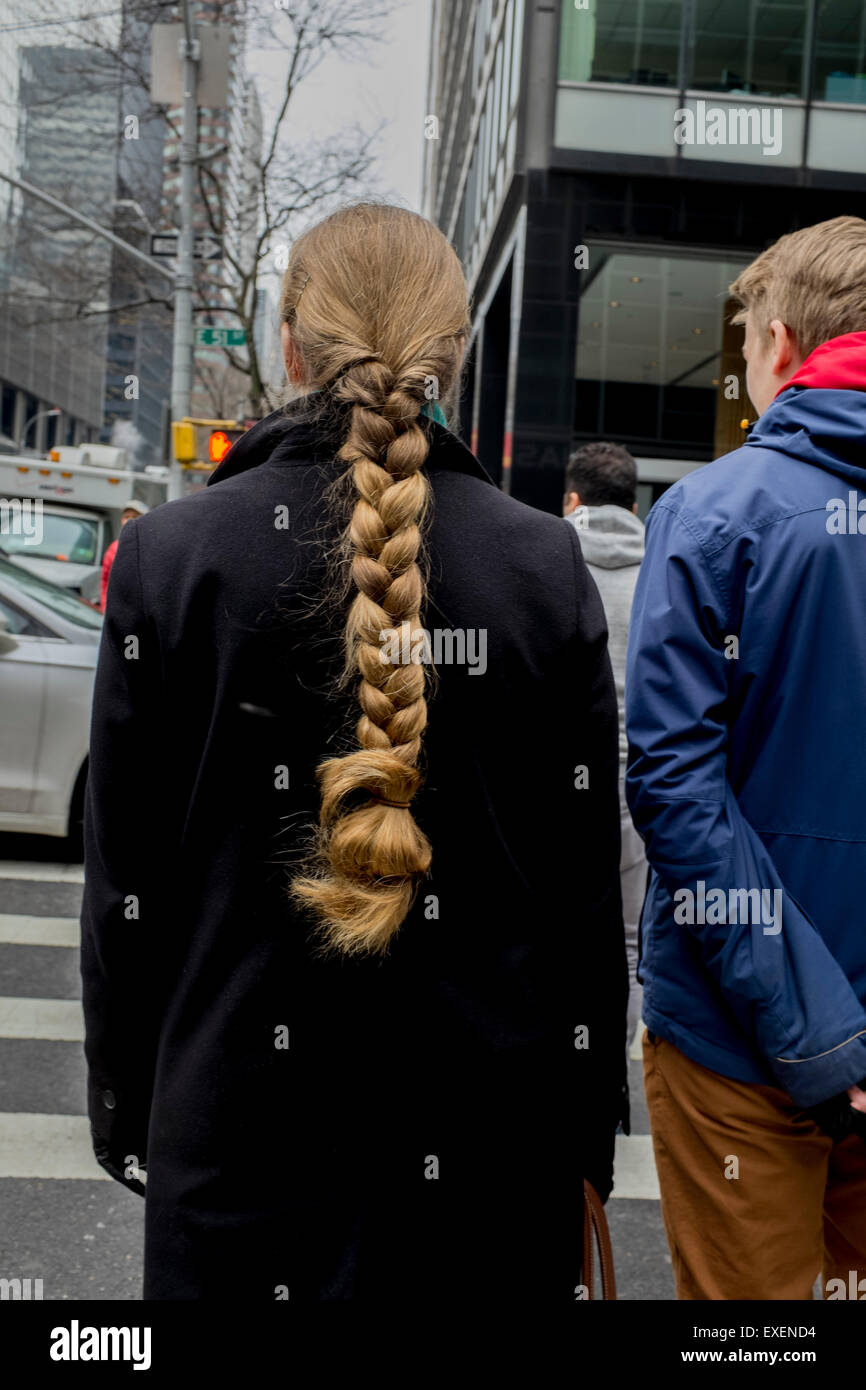 Eine Frau mit einem sehr langen Haare Zopf an der Park Avenue in New York Stockfoto