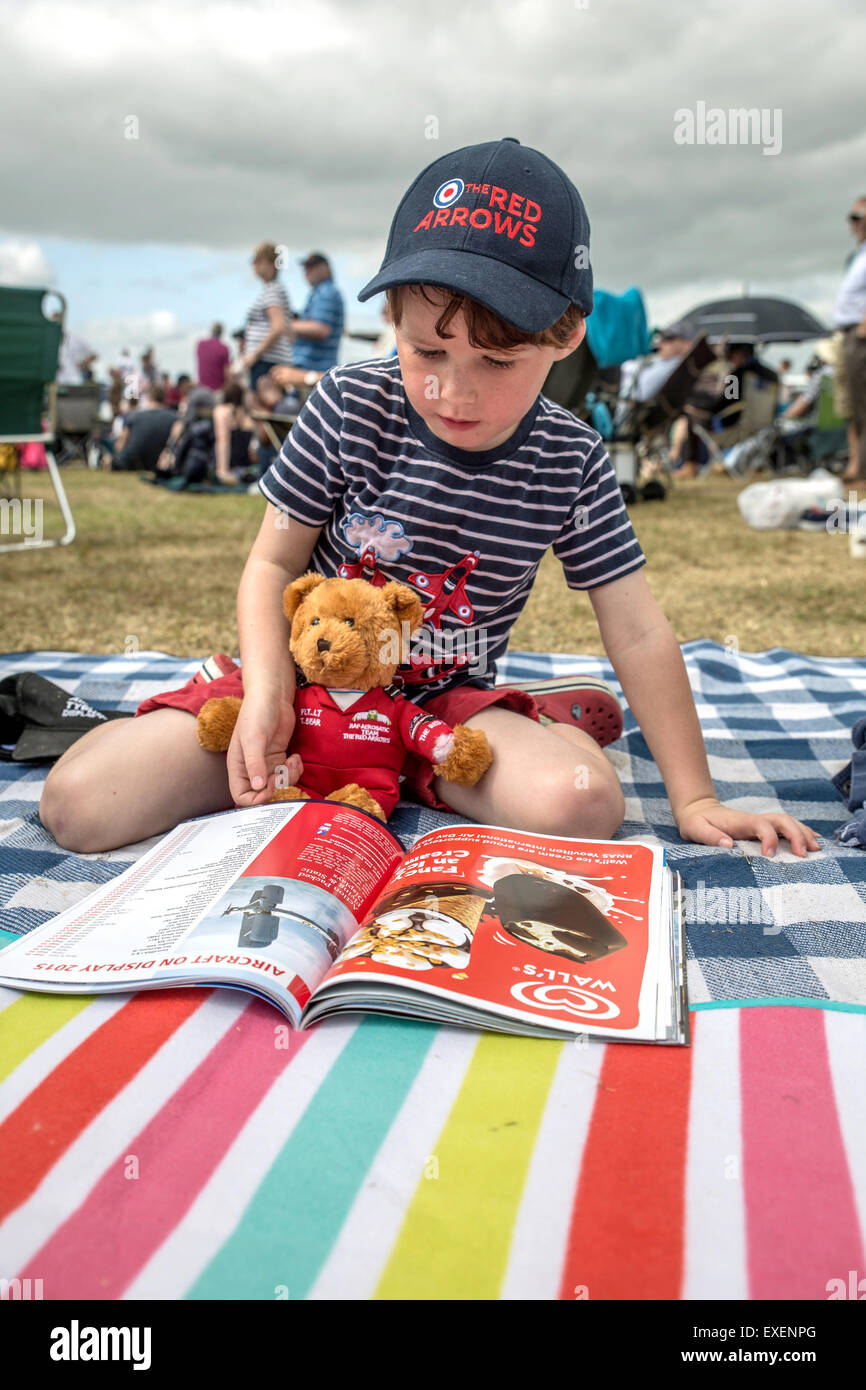 Yeovilton, Somerset, UK. 11. Juli 2015. 11. Juli 2015: RNAS Yeovilton, Somerset, Großbritannien. Allgemeine Atmosphäre bei der Royal Navy preisgekrönte Yeovilton Air Tag zieht mehr als 35.000 Besucher, bedeutende UK/auswärtige militärische Beteiligung und Unterstützung durch die Worldâ€™ s führende Luft-und Raumfahrtunternehmen. Bildnachweis: KEITH MAYHEW/Alamy Live-Nachrichten Stockfoto