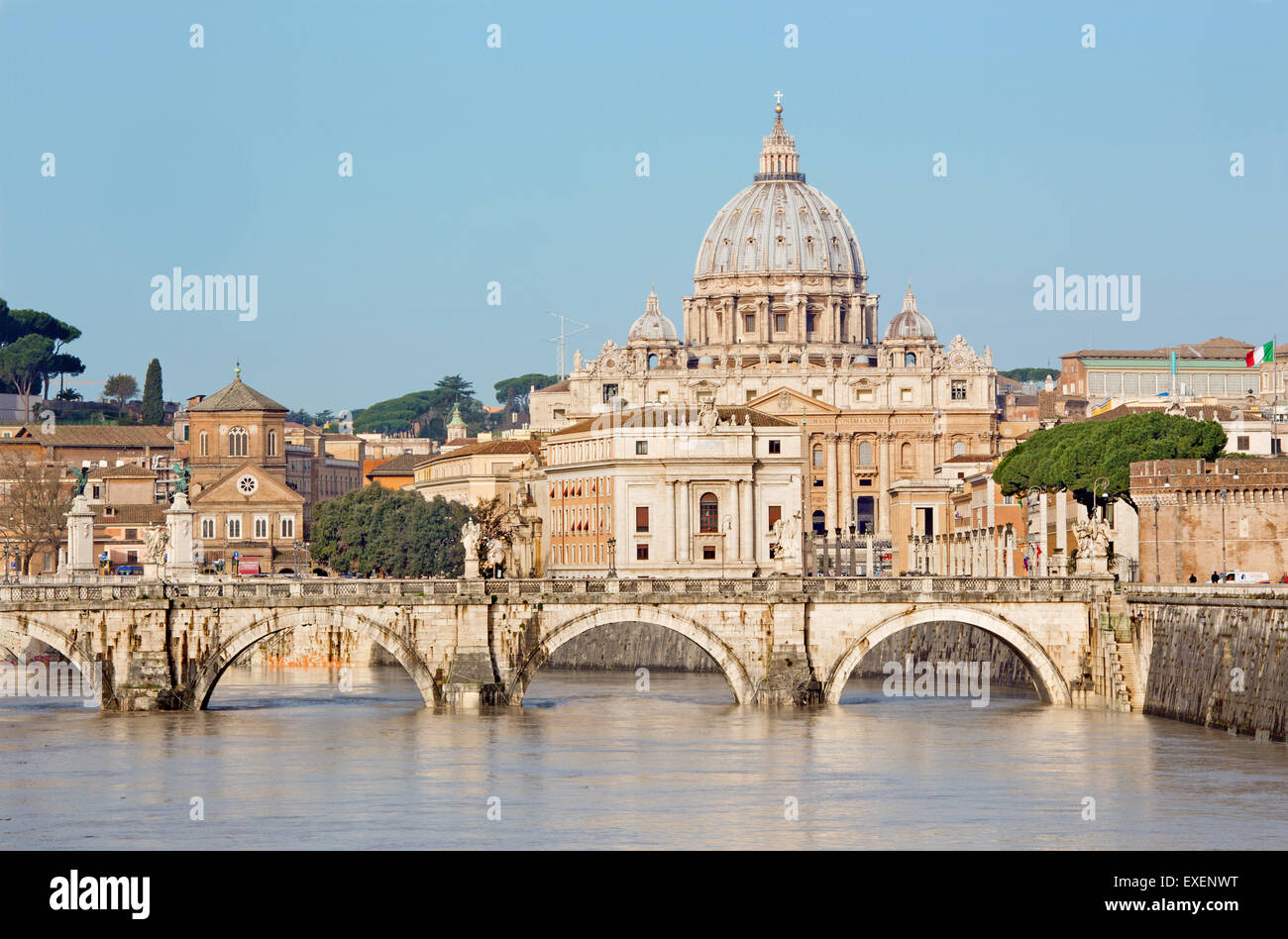 Rom - Engel zu überbrücken und St. Peters Basilika in Morgen Stockfoto