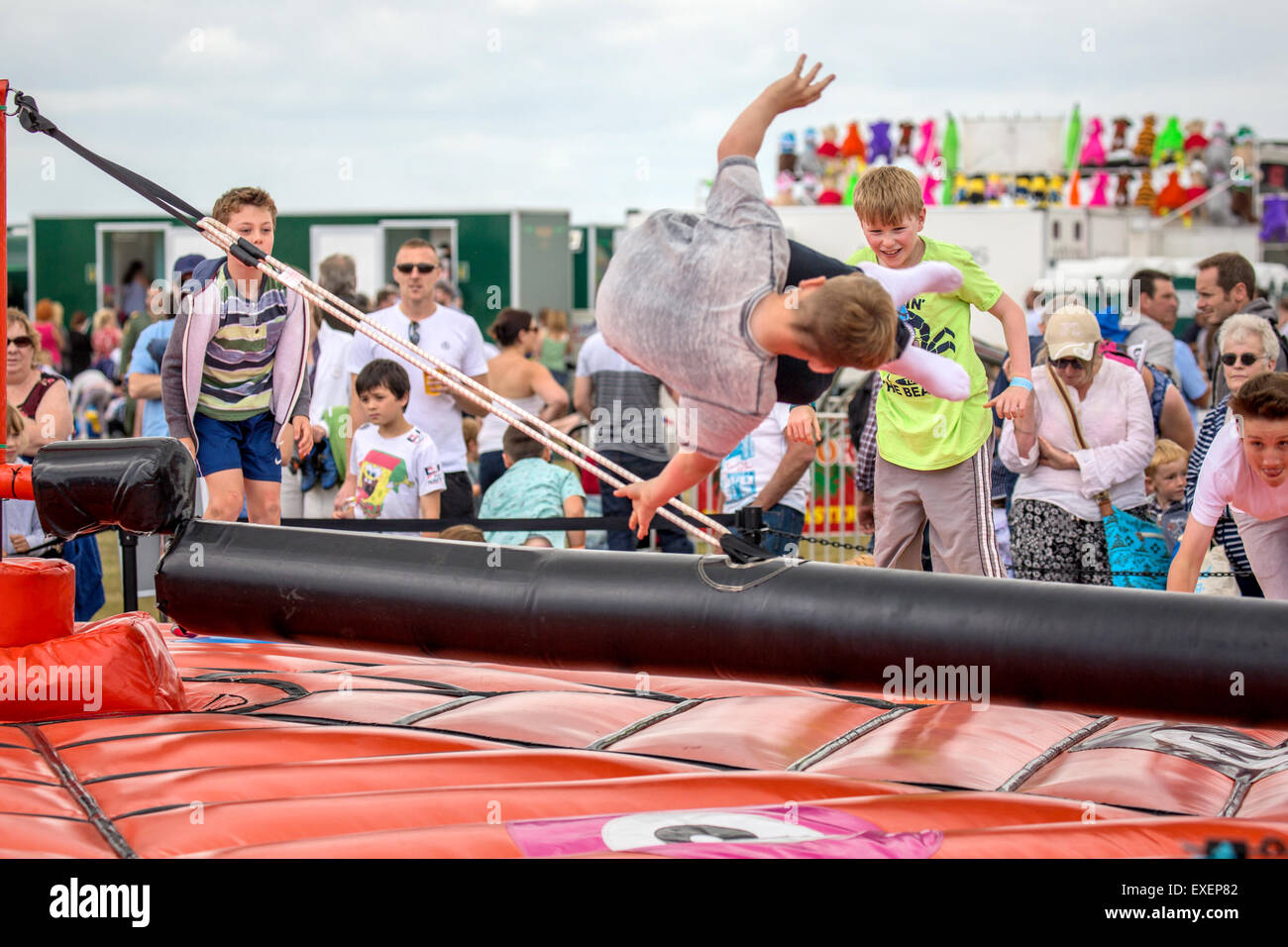 Yeovilton, Somerset, UK. 11. Juli 2015. 11. Juli 2015: RNAS Yeovilton, Somerset, Großbritannien. Allgemeine Atmosphäre bei der Royal Navy preisgekrönte Yeovilton Air Tag zieht mehr als 35.000 Besucher, bedeutende UK/auswärtige militärische Beteiligung und Unterstützung durch die Worldâ€™ s führende Luft-und Raumfahrtunternehmen. Bildnachweis: KEITH MAYHEW/Alamy Live-Nachrichten Stockfoto